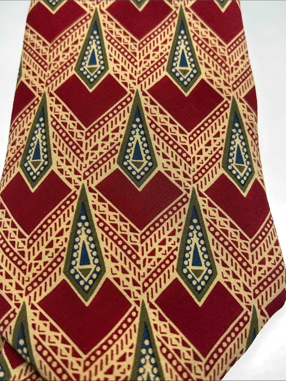 Chaps Ralph Lauren Men’s 100% Silk Tie Red Green Tan Geometric Pattern